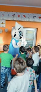 Kicia Kocia przybija piątki dzieciom