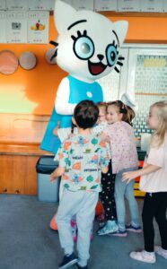 Dzieci tulą się do kici Koci