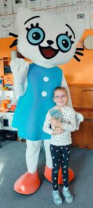 Dziewczynka pozuje z Kicią Kocią