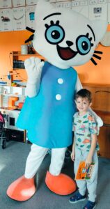 Chłopiec pozuje z Kicią Kocią