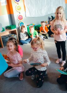 Dziewczynki oglądają książki