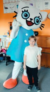 Chłopiec pozuje z Kicią Kocią