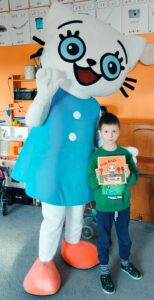 Chłopiec pozuje z Kicią Kocią