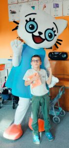 Chłopiec pozuje z Kicią Kocią