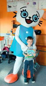 Chłopiec pozuje z Kicią Kocią