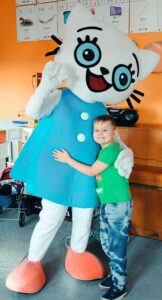 Chłopiec pozuje z Kicią Kocią