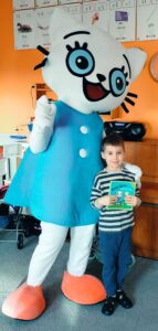 Chłopiec pozuje z Kicią Kocią