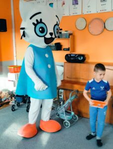 Chłopiec pozuje z Kicią Kocią