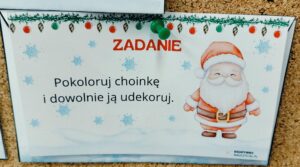 Tekst zadania: pokoloruj choinkę i dowolnie ją udekoruj