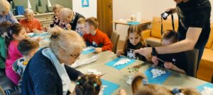 Dzieci i podopieczni wykonują kartki