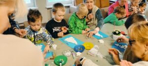 Dzieci i podopieczni wykonują kartki
