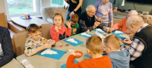 Dzieci i podopieczni wykonują kartki