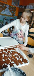 Dziewczynka ozdabia pierniki
