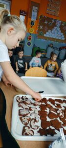 Dziewczynka ozdabia pierniki