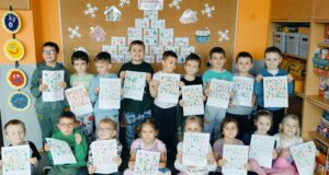 Zdjęcie grupowe dzieci z kartami pracy