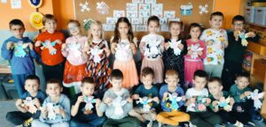 Zdjęcie grupowe dzieci z wyciętymi aniołkami