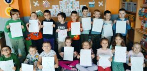 Zdjęcie grupowe dzieci z wykonanym zadaniem