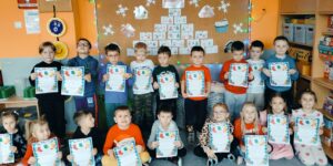 Zdjęcie grupowe dzieci z listami do Mikołaja