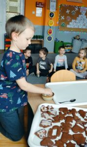 Chłopiec ozdabia pierniki