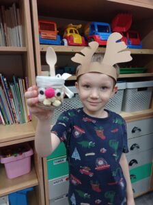 chłopiec pokazuje wykonanego renifera