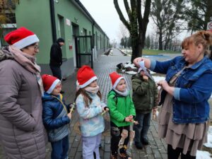 dzieci w czapkach mikołaja, pani czyta list