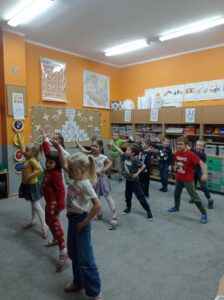 grupa dzieci tańczy w sali