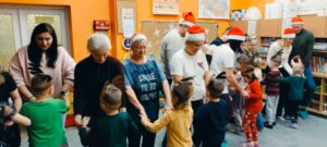 dzieci i rodzice stoją w parach