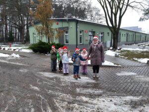 dzieci w czapkach mikołaja, z nauczycielką