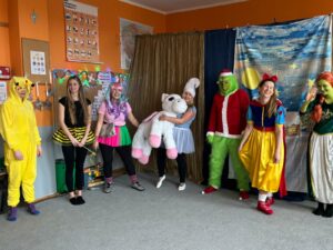 piecioro rodziców przebranych za postacie z bajek