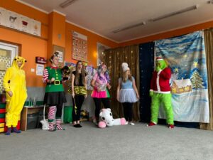 rodzice przebrani za postacie z bajek w sali przedszkolnej