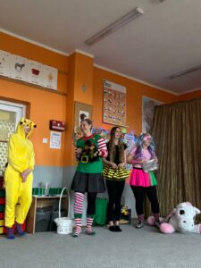 rodzice przebrani za postacie z bajek w sali przedszkolnej