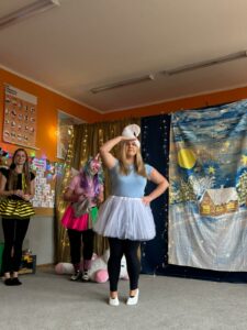 pani przebrana za smerfetkę