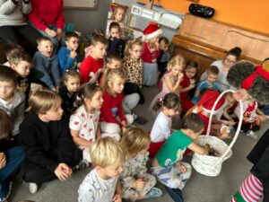 grupa dzieci na dywanie