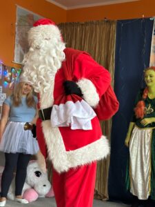 osoba w stroju Mikołaja