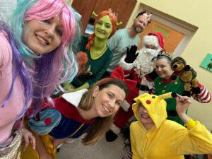 rodzice pozują przebrani za postaci z bajek