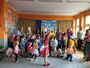 grupa dzieci i rodziców