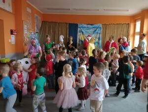 grupa dzieci i rodziców