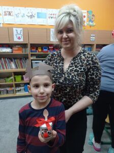 chłopiec z mamą pokazują zrobionego renifera