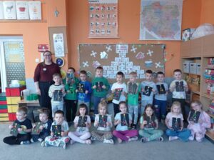 pracownik BWA z dziećmi na zdjęciu grupowym