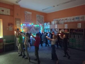 dzieci tańczą ze światełkami