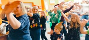 rodzice i dzieci tańczą