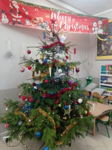 choinka na holu przedszkola