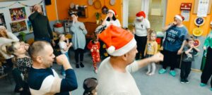 rodzice pokazują ruch picia mleka ręką