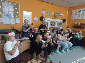 rodzice oglądają przedstawienie