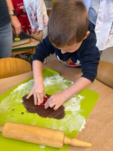 Chłopiec wycina piernika