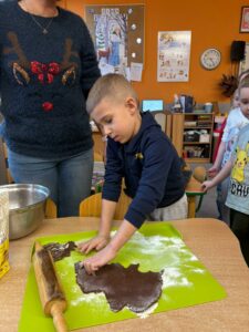 Chłopiec wycina piernika