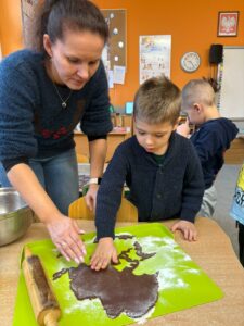 Chłopiec wycina piernika