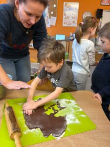 Chłopiec wycina piernika