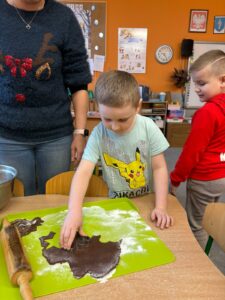 Chłopiec wycina piernika