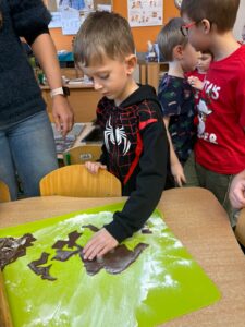 Chłopiec wycina piernika